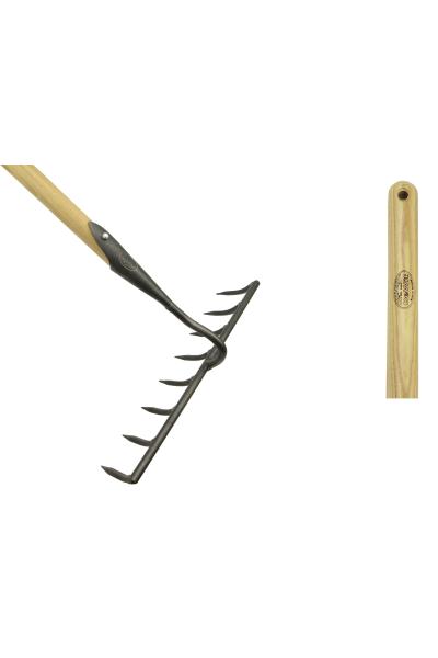 Hark met 8 gesmede tanden en lange essen steel.