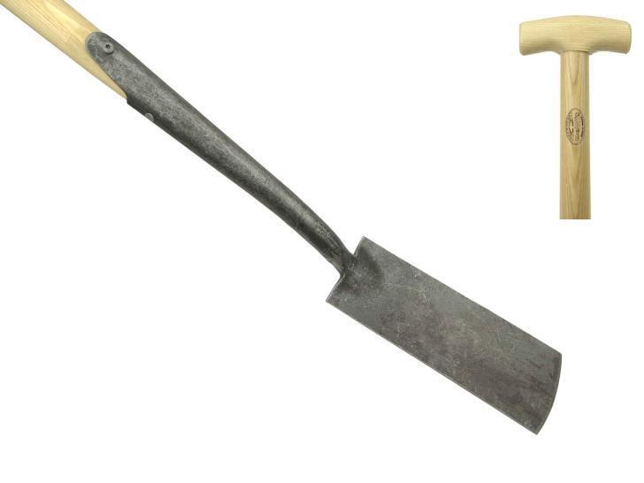 Trottoirband spade met houten steel.