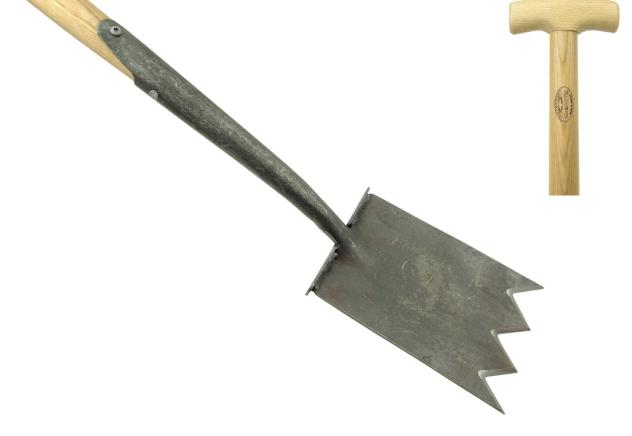 Shark tine spade zwanehals met opstapjes essen steel 750m